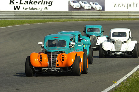 Mads Caprani (forrest) blev den helt store triumfator i Legend Car Cuppen på Padborg Park, hvor der blev afviklet seks løb. Mads Caprani vandt de fem af dem.